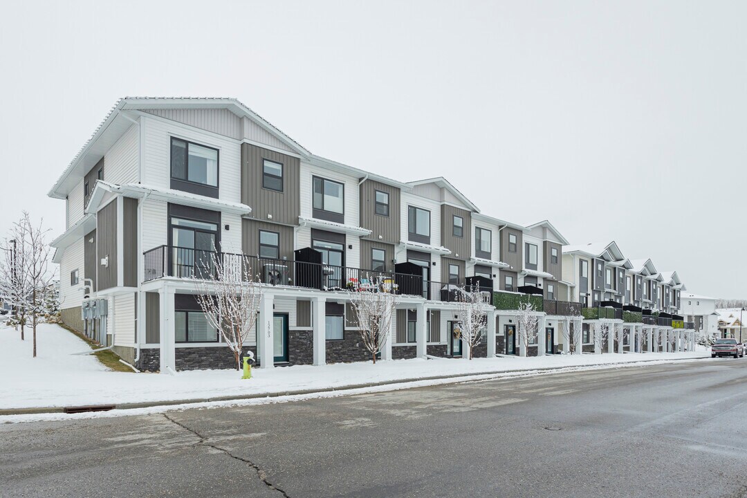 12703 Crestmont Blvd SW in Calgary, AB - Building Photo