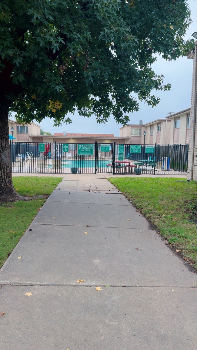 Sierra in Wichita, KS - Foto de edificio - Building Photo