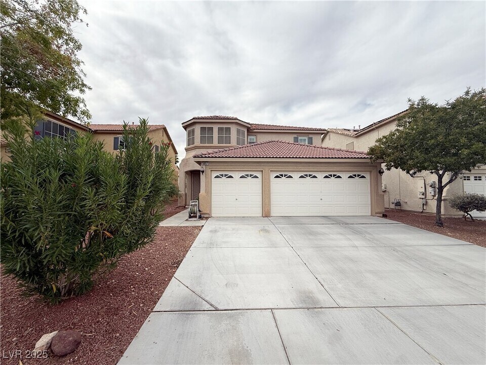 5057 Shadow Valley St in Las Vegas, NV - Building Photo