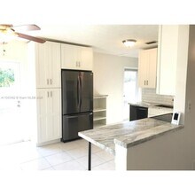 10525 SW 77th Ct in Pinecrest, FL - Foto de edificio - Building Photo