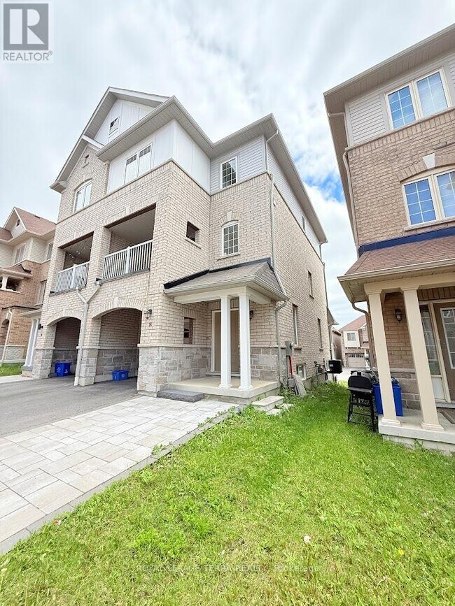 16 Camilleri Rd in Ajax, ON - Building Photo - Building Photo