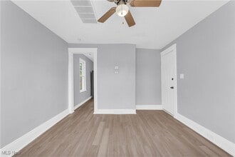 11702 Brookfield Ave in Cleveland, OH - Foto de edificio - Building Photo