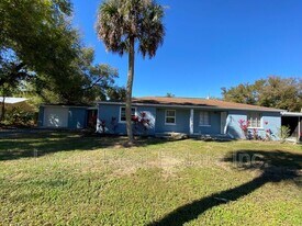 1537 Piney Rd in North Fort Myers, FL - Building Photo
