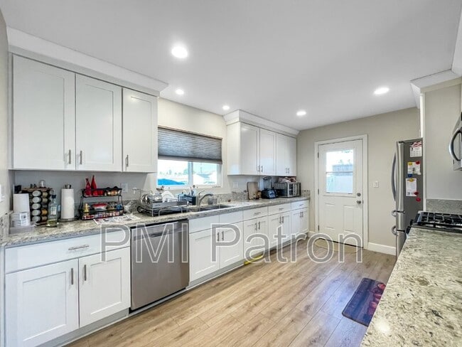 6724 Sequoia Dr in Buena Park, CA - Foto de edificio - Building Photo