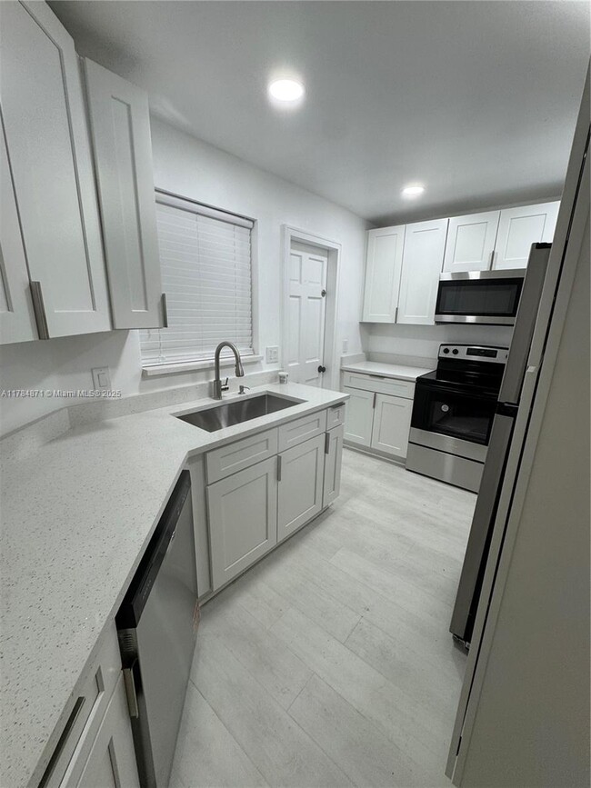 2036 NE 21st Ave in Fort Lauderdale, FL - Building Photo - Building Photo