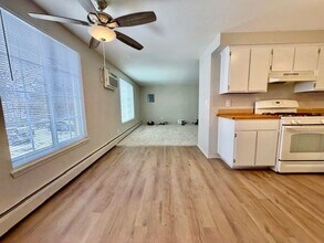 300 Clark St in Saline, MI - Foto de edificio - Building Photo