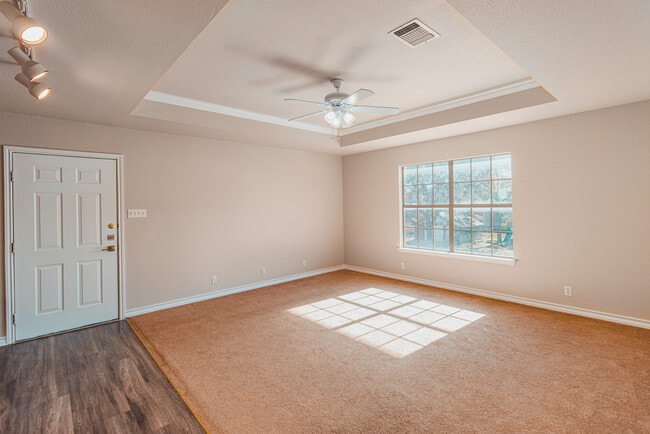 113 D L Vest, Unit 202 in La Vernia, TX - Foto de edificio - Building Photo