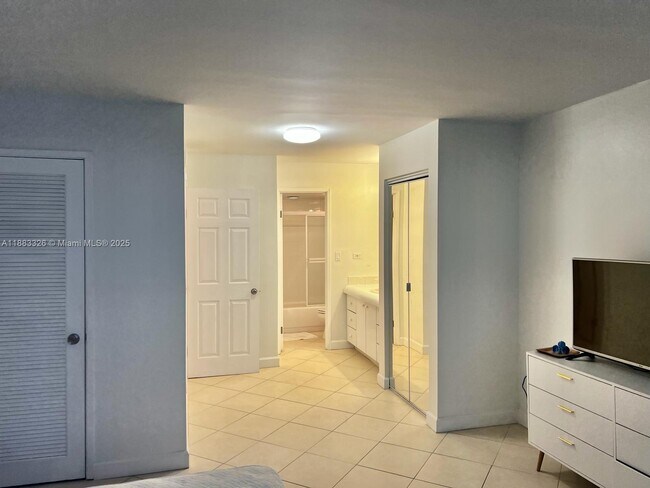 7135 Collins Ave in Miami, FL - Building Photo - Building Photo