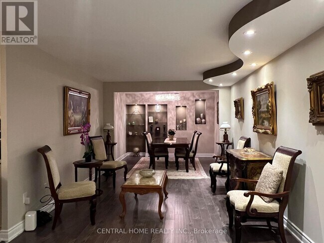 7825 Bayview Ave in Markham, ON - Building Photo - Building Photo