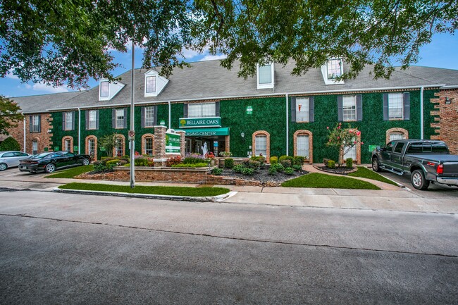 Bellaire Oaks Apartments in Houston, TX - Building Photo - Building Photo