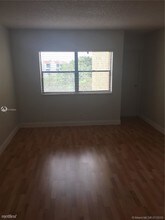 210 Lakeview Dr-Unit -Apt 307 in Weston, FL - Building Photo - Building Photo