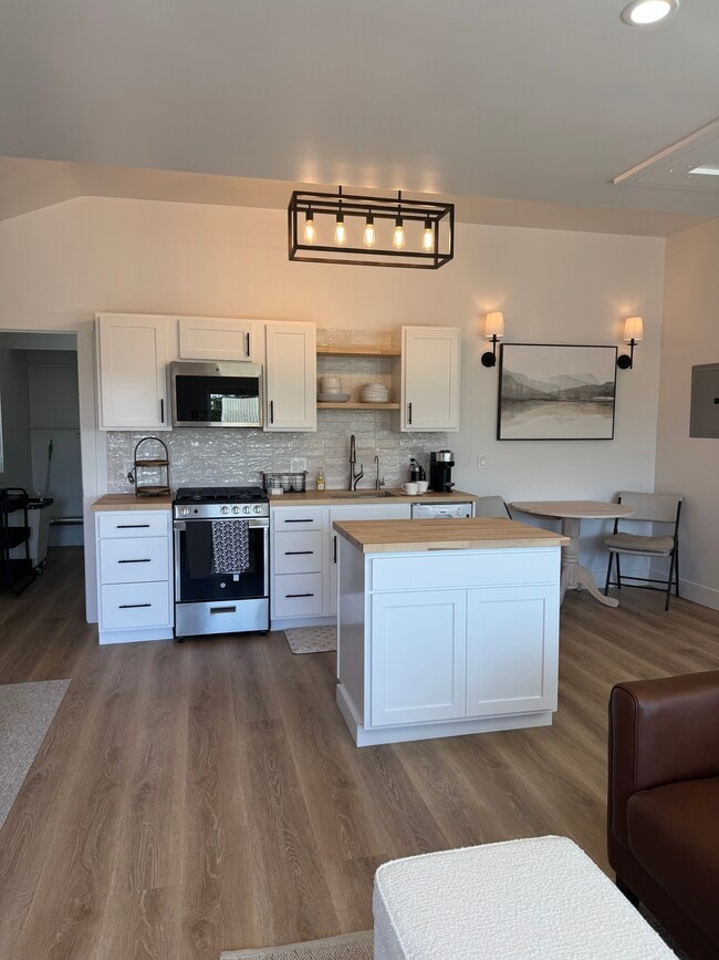 245 Country Hills Ln, Unit Remodeled Bright Cottage