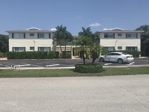 543 W Kalmia Dr in North Palm Beach, FL - Building Photo - Building Photo