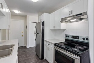 Belfast Court in Medicine Hat, AB - Building Photo