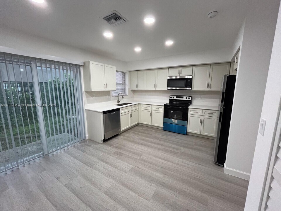 11461 NW 43rd St in Coral Springs, FL - Building Photo