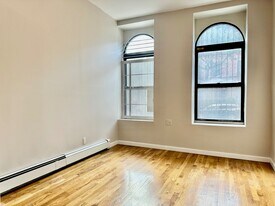 386 Manhattan Ave in New York, NY - Building Photo