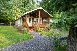 809 Montreat Rd in Black Mountain, NC - Building Photo