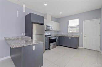 1200 W Harrison Ave, Unit 2 in Alton, TX - Foto de edificio - Building Photo