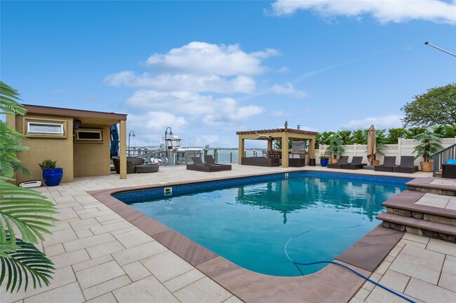 319 Harbor Dr in Lido Beach, NY - Building Photo - Building Photo