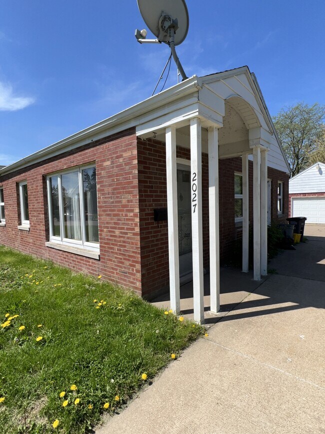 2027 Ogilby Rd in Dubuque, IA - Building Photo - Building Photo