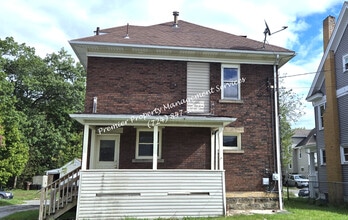 180 Cedar Ave in Sharon, PA - Building Photo - Building Photo