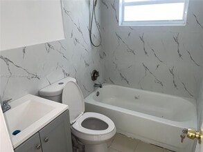 3338 NW 34th St in Miami, FL - Building Photo - Building Photo