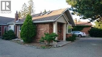 410 Erb St. W in Waterloo, ON - Building Photo