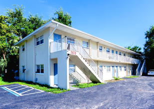 Broadway Apartments in Ft. Myers, FL - Foto de edificio - Building Photo