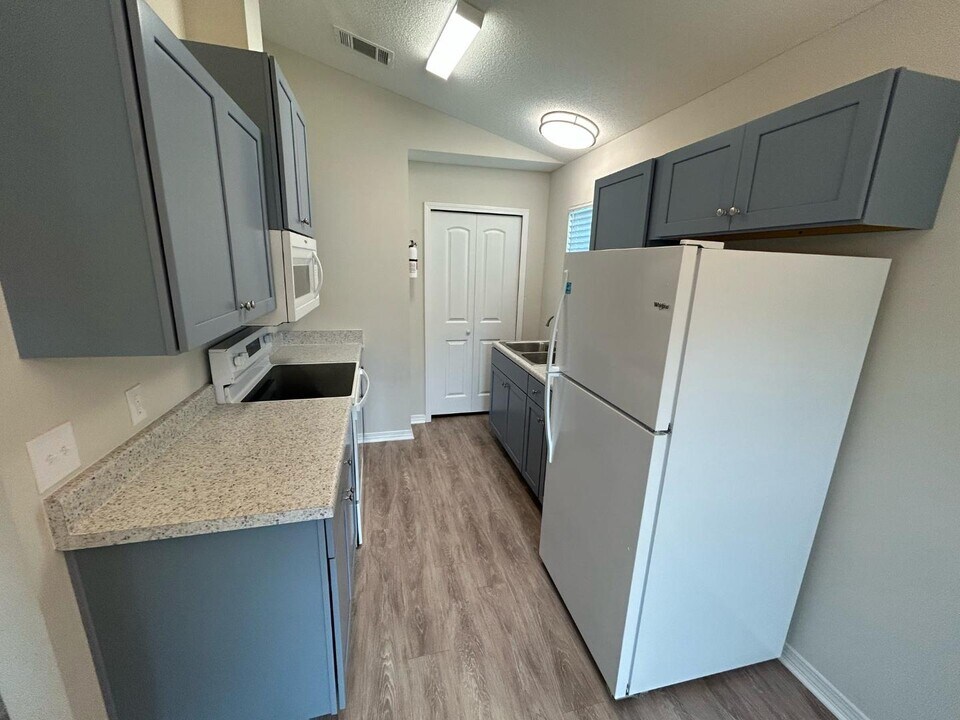 766 Rosa Parks Cir in Pensacola, FL - Building Photo