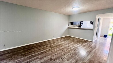 7610 Stirling Rd in Hollywood, FL - Foto de edificio - Building Photo