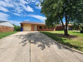 1207 Whispering Glen St in Tecumseh, OK - Building Photo - Building Photo