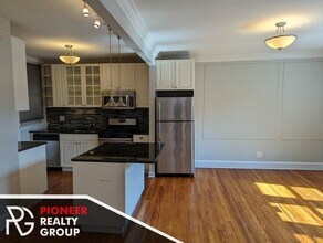 546 W Surf St, Unit 540-3S in Chicago, IL - Foto de edificio - Building Photo