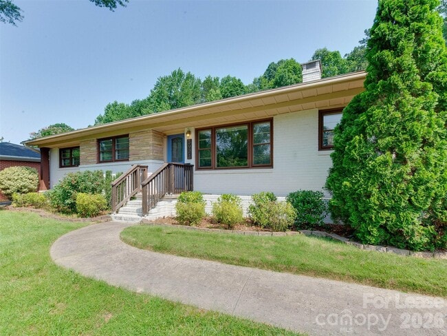 3921 Sheffield Dr in Charlotte, NC - Building Photo - Building Photo