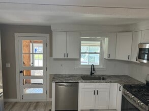 69 Monroe St, Unit Monroe first floor in Branford, CT - Foto de edificio - Building Photo