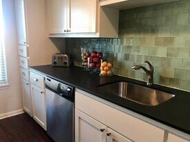 845 Augusta Dr in Houston, TX - Building Photo