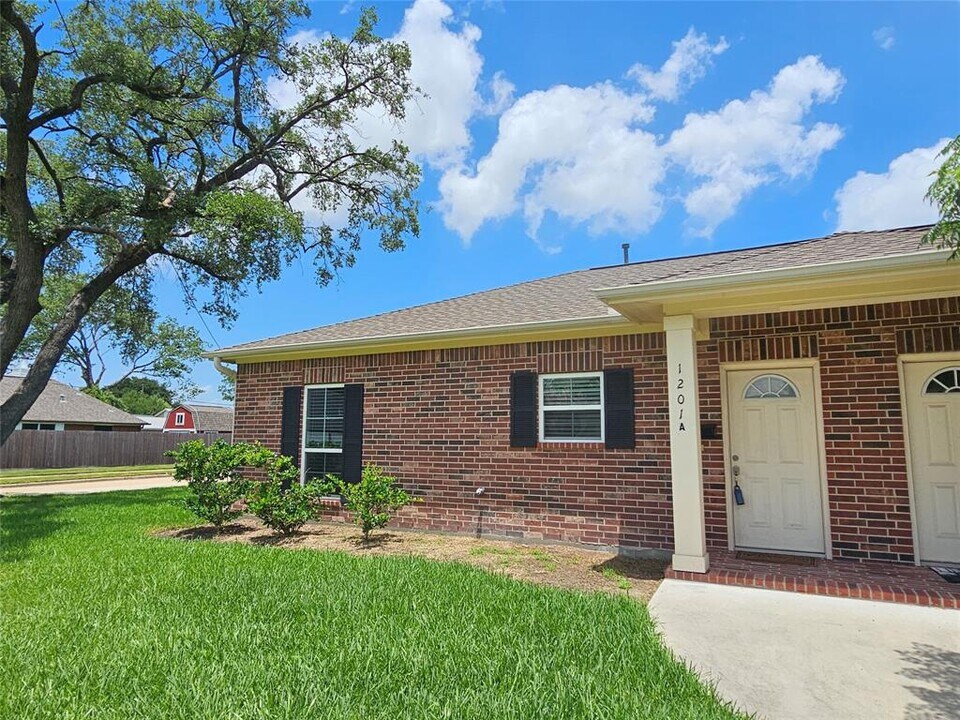1201 Dutch St-Unit -A in Deer Park, TX - Building Photo