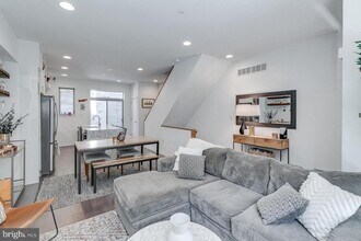 938 N Leithgow St in Philadelphia, PA - Building Photo - Building Photo