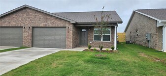6807 Toby St in Bentonville, AR - Building Photo