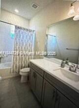 4950 Eucalyptus Dr in Hollywood, FL - Foto de edificio - Building Photo