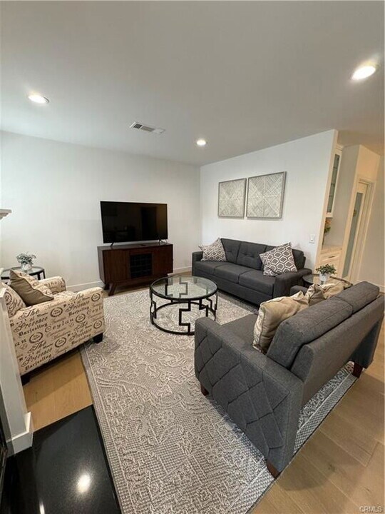 5840 White Oak Ave in Los Angeles, CA - Building Photo