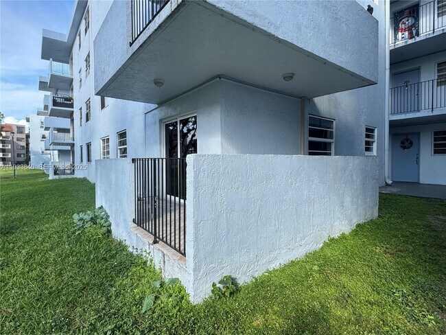1221 SW 122nd Ave in Miami, FL - Building Photo - Building Photo