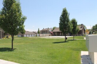 825 S 90 E in Vernal, UT - Foto de edificio - Building Photo