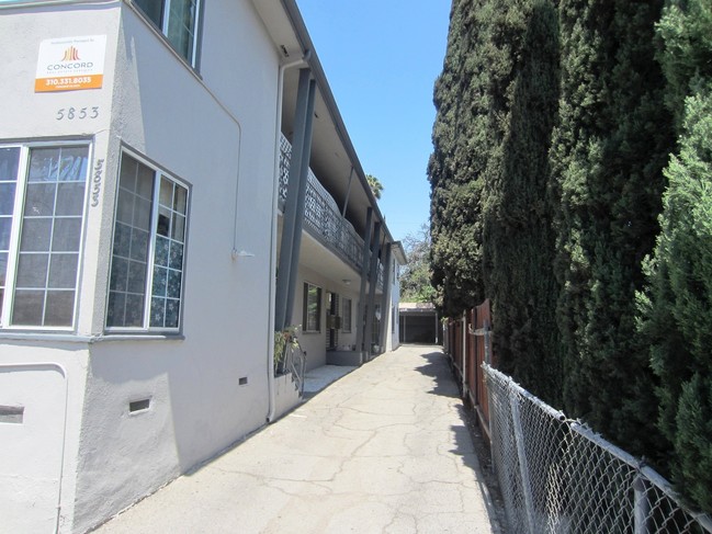 5853 Lexington Ave in Los Angeles, CA - Building Photo - Building Photo