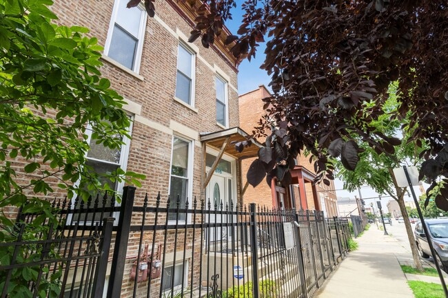 property at 616 S Oakley Blvd