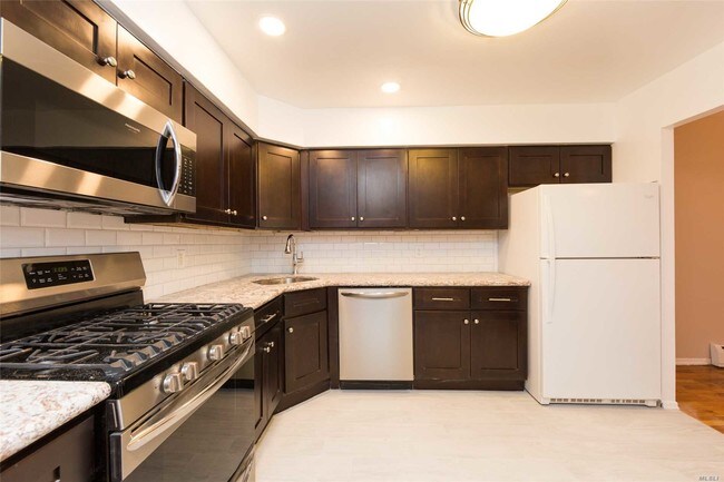 135-32 82nd Ave-Unit -3 in Queens, NY - Foto de edificio - Building Photo