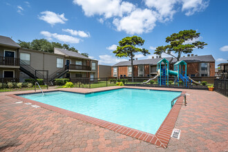 Woodlake Meadows in Houston, TX - Building Photo - Building Photo