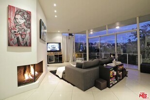 6767 Whitley Terrace in Los Angeles, CA - Building Photo