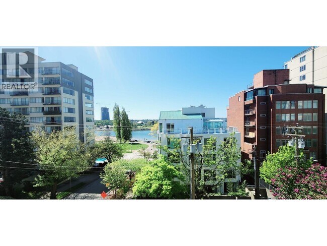1406 Harwood St in Vancouver, BC - Building Photo - Building Photo