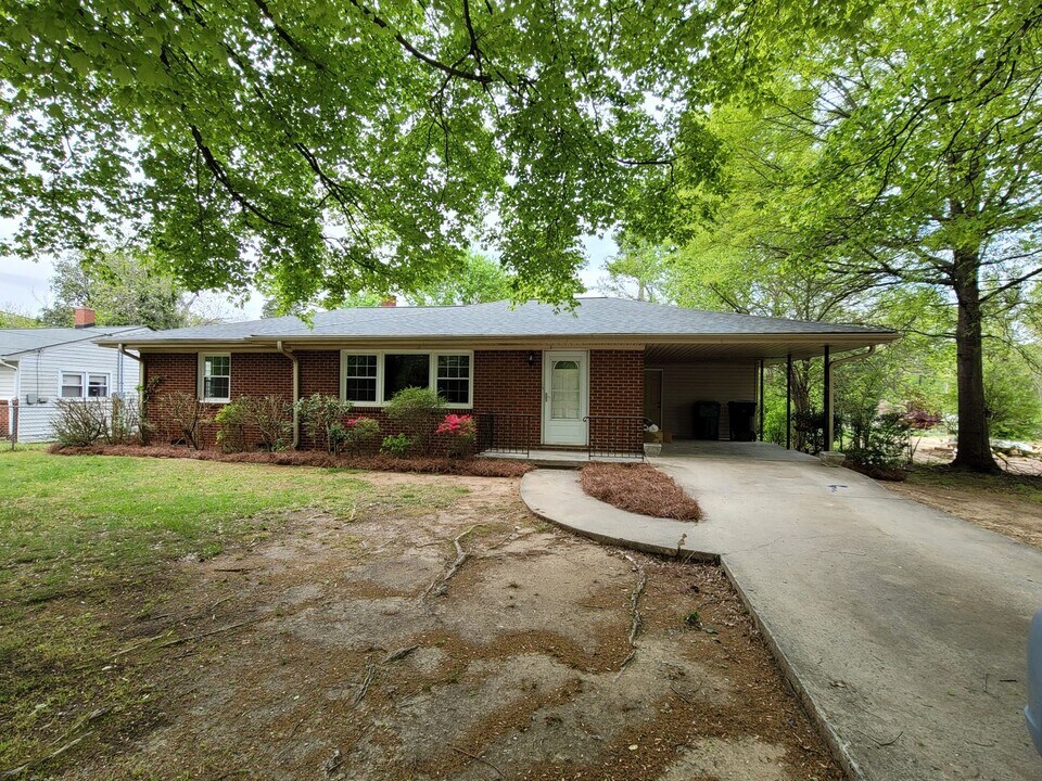 1505 Carolina St in High Point, NC - Foto de edificio
