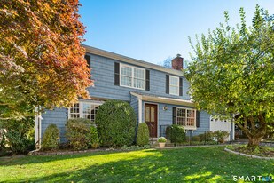 56 Drake Ln in Fairfield, CT - Building Photo